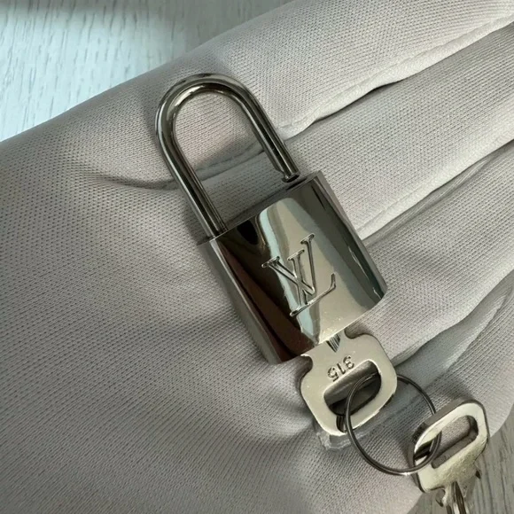 Louis Vuitton silver lock #315 - Picture 4 of 4